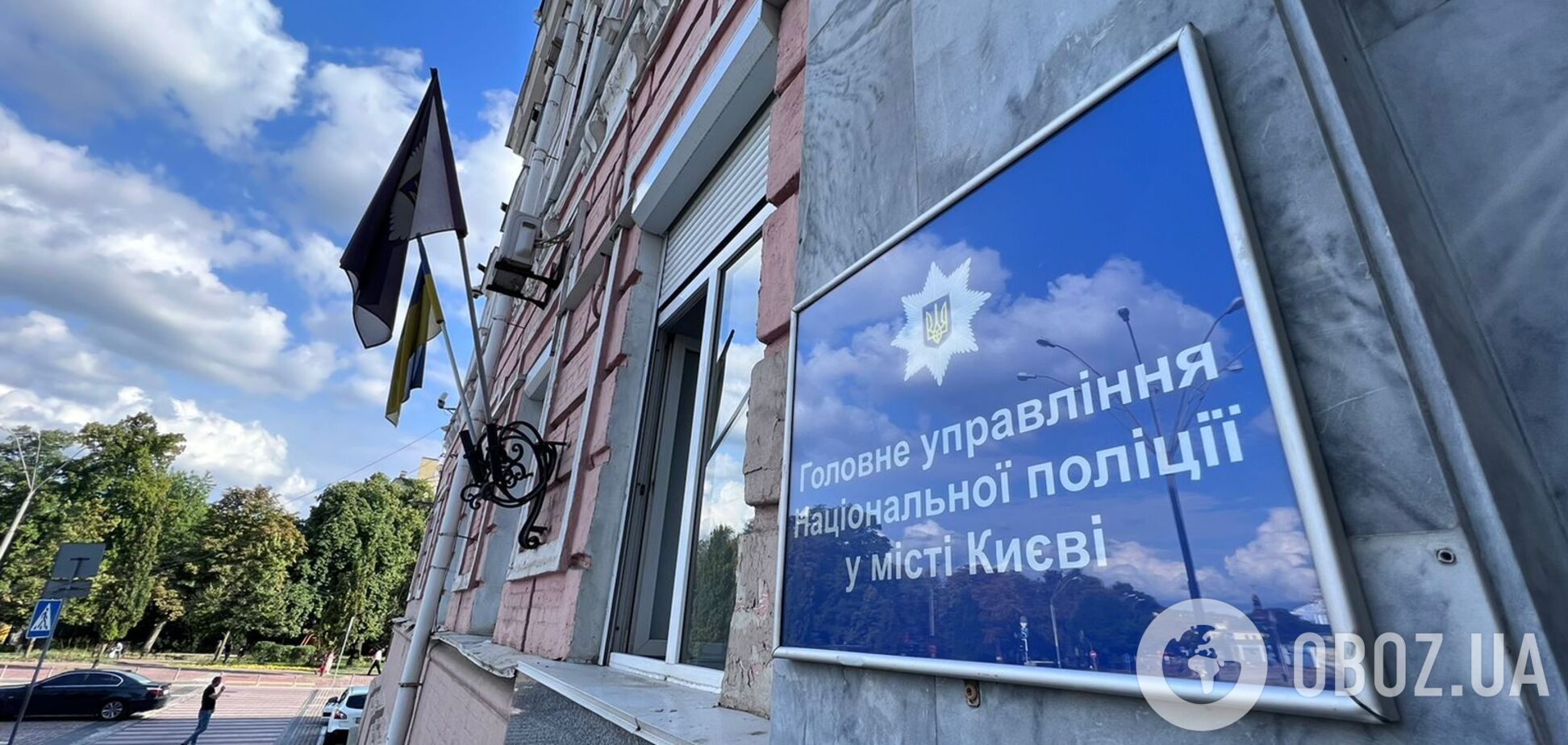 У Києві на Печерську чоловік ходив із прапором з нацистською символікою: справою зайнялась поліція. Фото