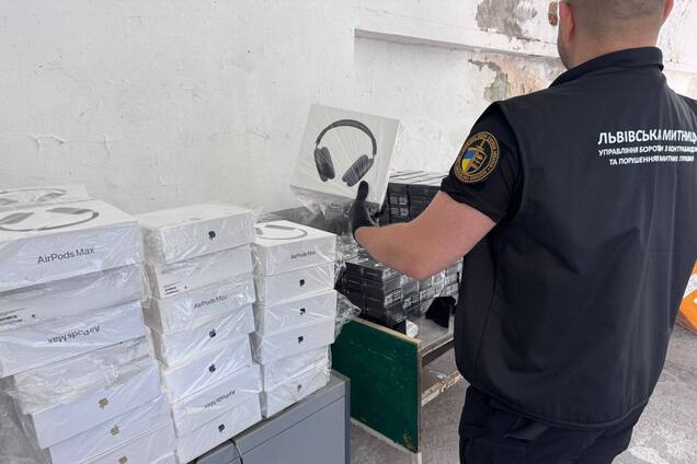 Ілюстрація - співробітник митниці оглядає незаконно ввезений товар