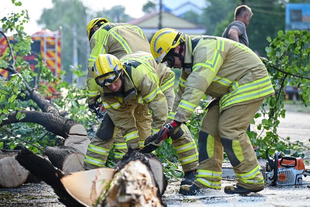 Співробітники ДСНС ліквідують наслідки буревію в Україні