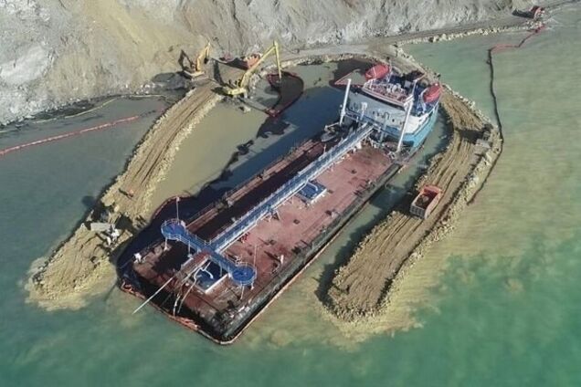 'Зона екологічного лиха': мазут із затонулих російських танкерів у Керченській протоці дістався узбережжя окупованої Абхазії – ЦПД