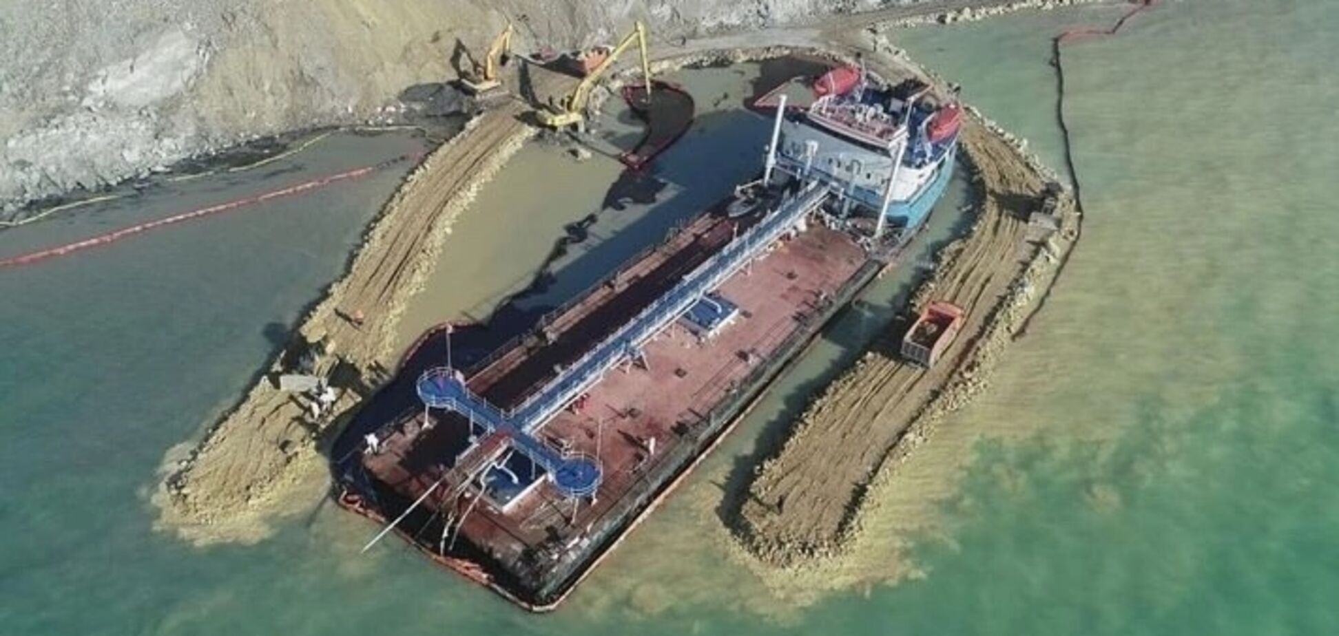 'Зона екологічного лиха': мазут із затонулих російських танкерів у Керченській протоці дістався узбережжя окупованої Абхазії – ЦПД
