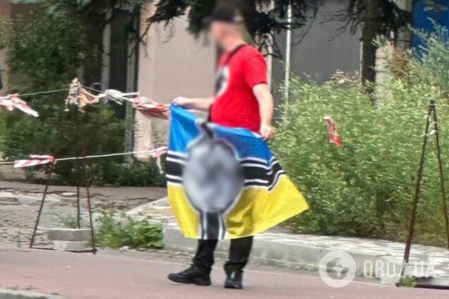 В Киеве задержали двух иностранцев, которые на Печерске ходили с флагом с нацистской символикой. Фото