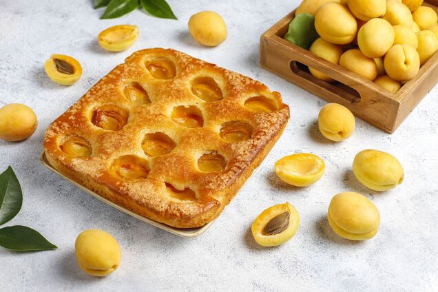 Пышный пирог с абрикосами к чаю: успейте приготовить, пока продолжается сезон сочных плодов