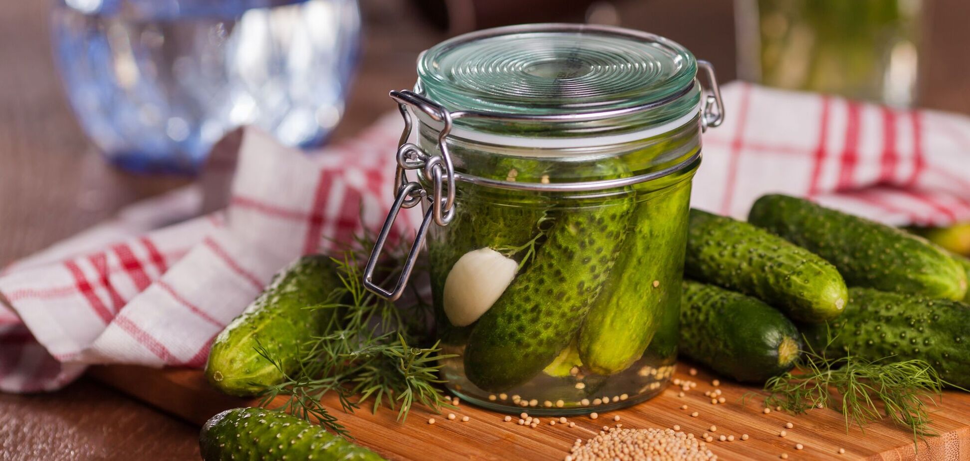 Хрусткі огірки з гірчицею на зиму: як приготувати смачну заготівлю