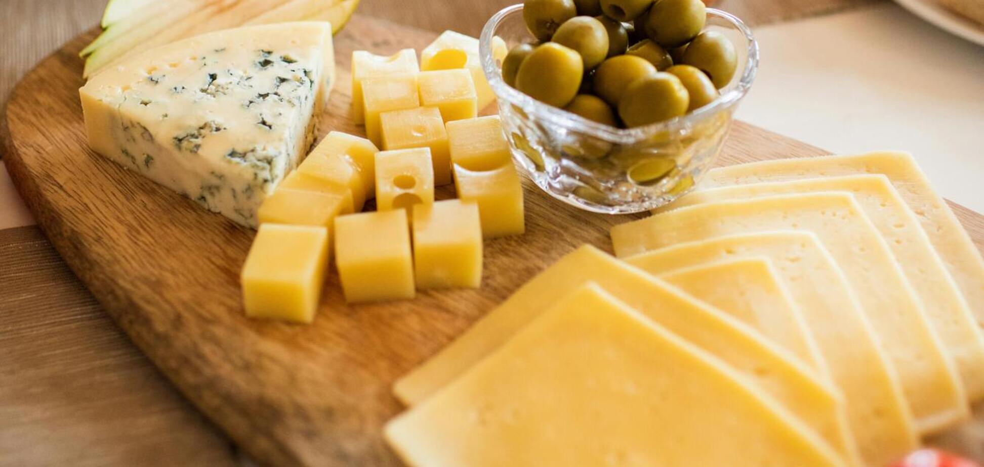 Как нарезать сыр тонкими и одинаковыми слайсами без ножа: делимся лайфхаком