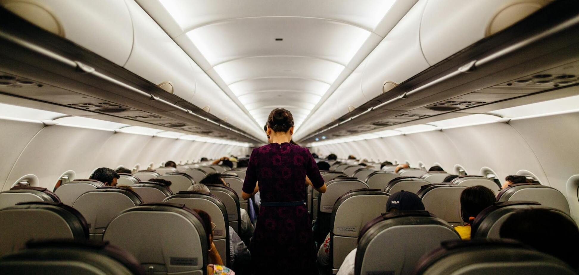 Стюардесса назвала 'самую отвратительную привычку пассажиров': куда не стоит класть смартфон во время полета