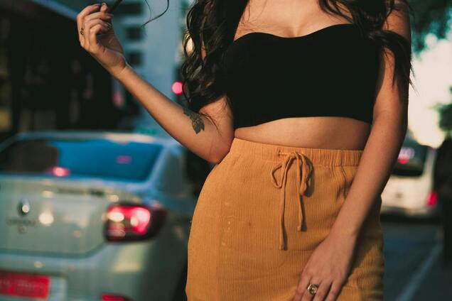 Як носити спідниці міді: поради від стилістки