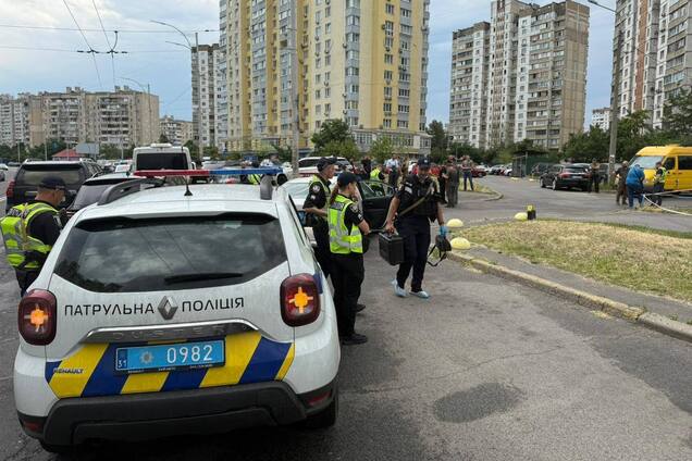 В Киеве на Троещине неизвестный застрелил мужчину, который находился в салоне авто. Подробности, фото и видео