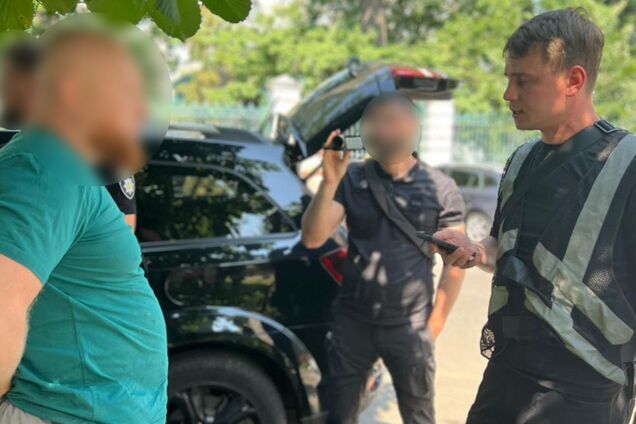 Вимагав від дружини загиблого воїна половину посмертних держвиплат: поліція затримала родича посадовця ТЦК. Фото