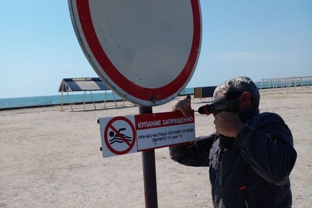 Оккупанты запретили жителям Геническа купаться на всех пляжах города: в сети раскрыли подробности. Фото