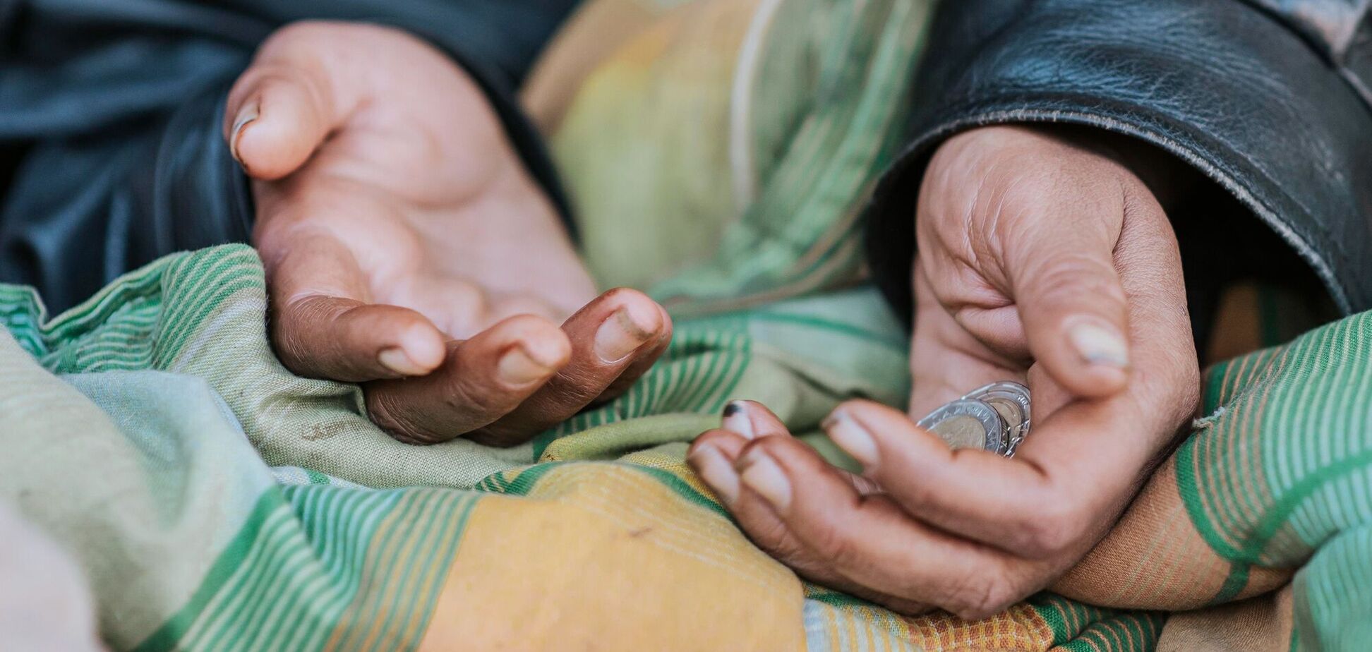 Иллюстрация - нищий просит деньги у прохожих