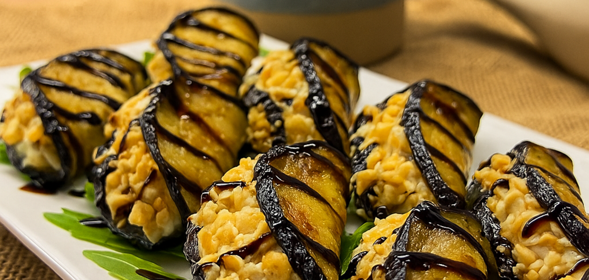 Яку смачну закуску приготувати з баклажанів: з сиром та часником