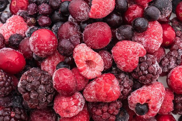 Иллюстрация - замороженные ягоды, вишня, смородина, малина