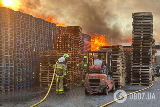 Возник пожар, пострадала женщина: последствия очередной российской атаки на Киевщину. Фото