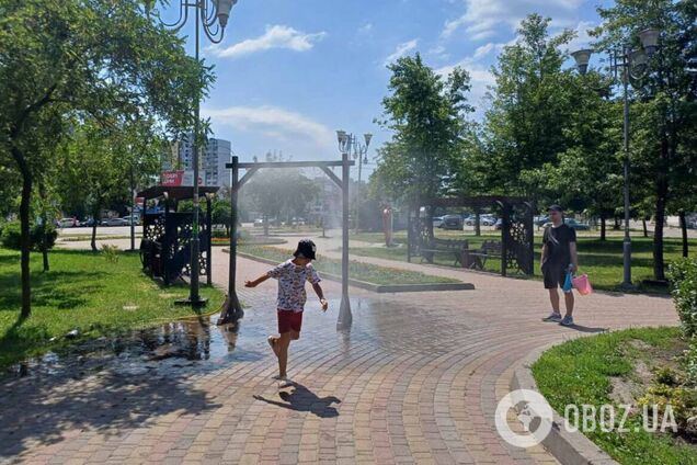 У Києві почали встановлювати додаткові рамки-розпилювачі води: де можна охолодитись в спеку. Фото