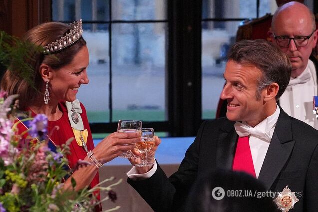 Эммануэль Макрон 'заигрывал' с Кейт Миддлтон: сеть взбудоражило фото, где президент подмигивает принцессе