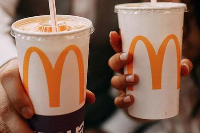 Напої McDonald's із трубочками