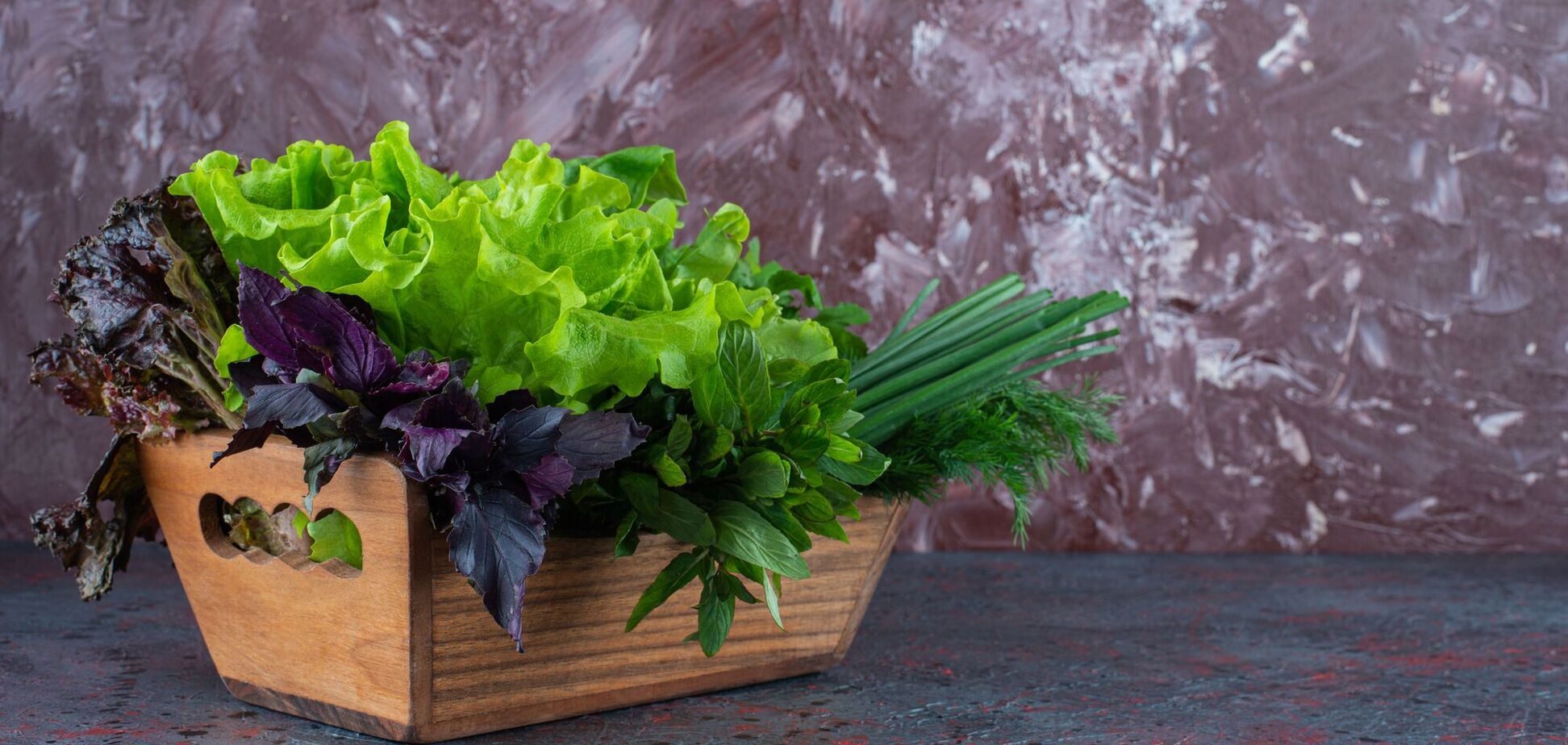 Не варто викидати: як заготувати перерослий салат на зиму