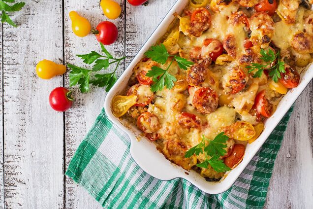 Сытная запеканка с курицей и кабачками: ленивый рецепт, который понравится всем