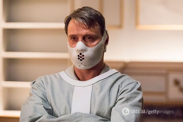 87-річний Ентоні Гопкінс потролив Кім Кардаш'ян через дивну 'омолоджуючу' повʼязку, яка схожа на маску Ганнібала Лектера. Відео