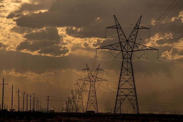 Ілюстрація - електричні вежі з протягнутими лініями електропердачі