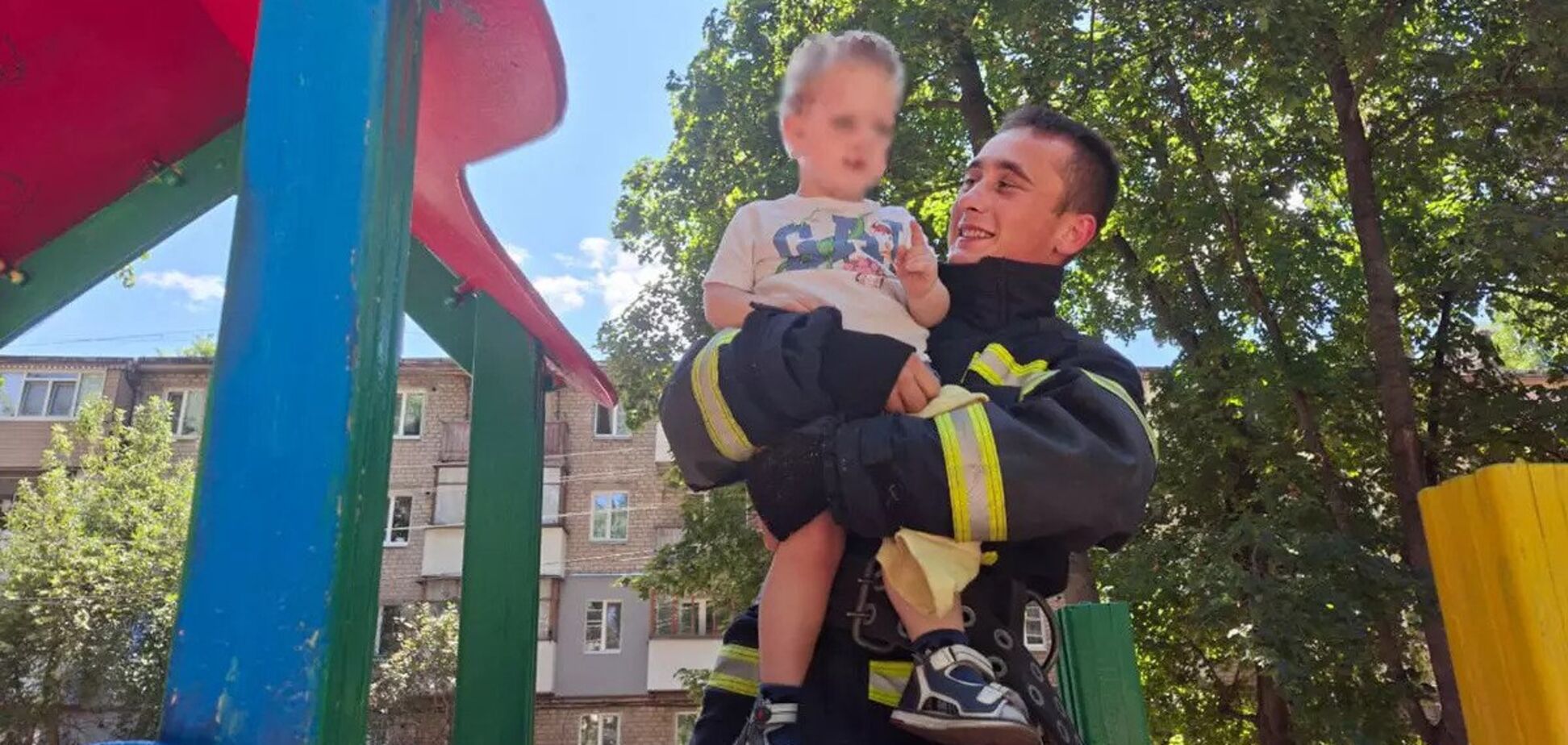 Застрял головой в детской площадке: на Днепропетровщине спасатели оказали помощь 2-летнему мальчику. Фото