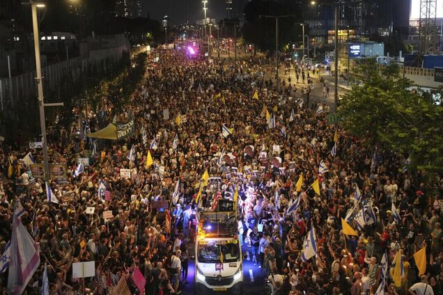 Десятки тысяч человек вышли на улицы: в Израиле прошли протесты из-за плана власти взять полностью под контроль сектор Газа. Фото и видео