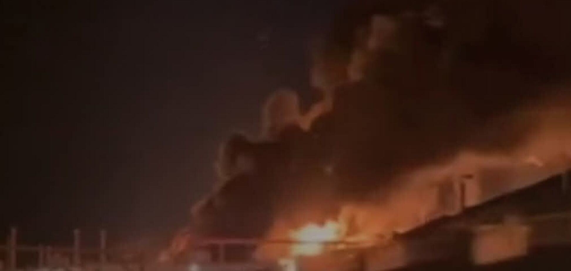У Генштабі підтвердили удар по Саратовському НПЗ: зафіксовано вибухи та пожежу. Фото і відео