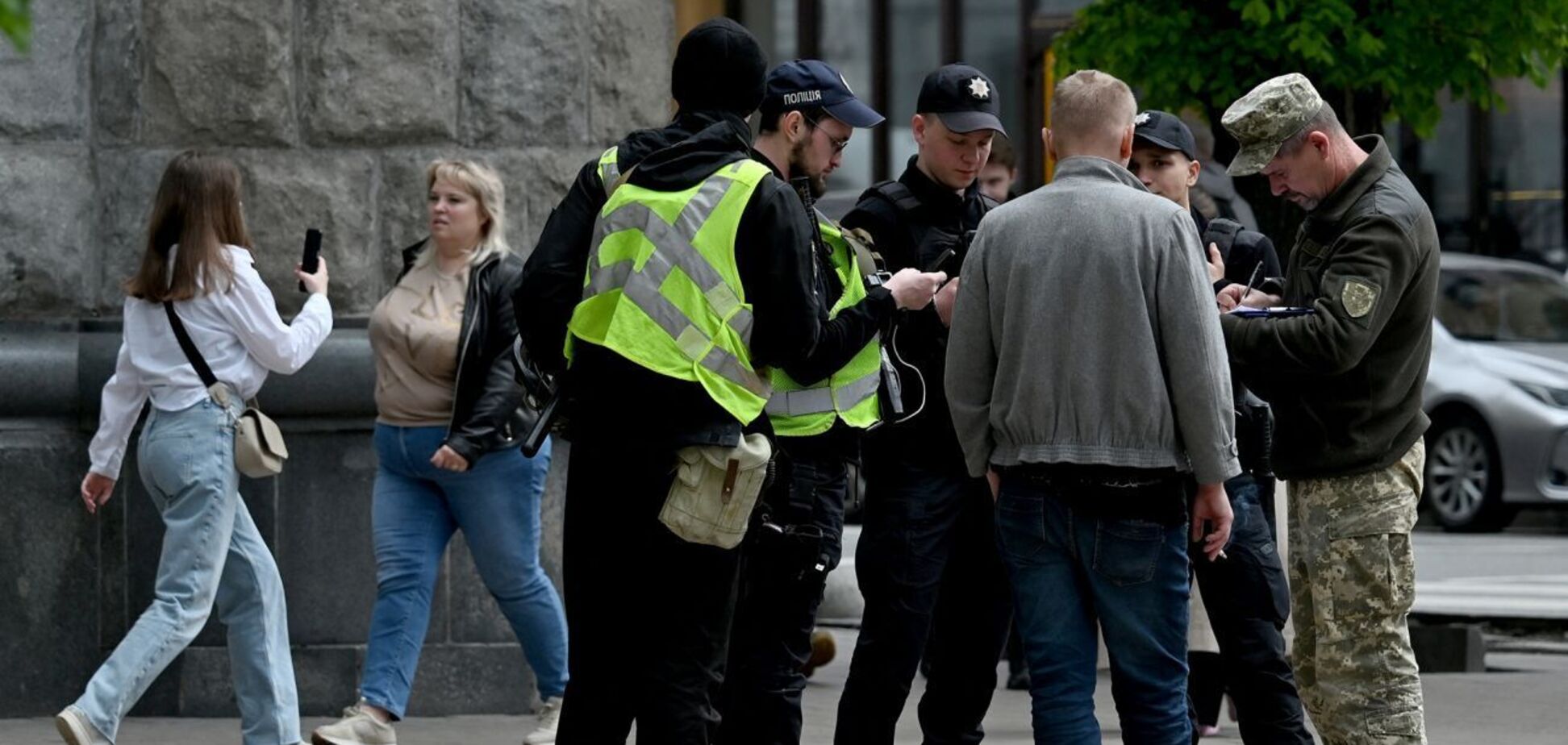 В Николаеве мужчина во время проверки документов устроил драку с военнослужащими ТЦК: все обстоятельства инцидента