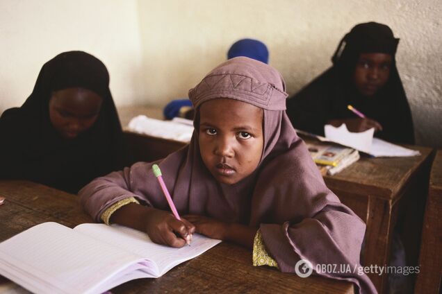 Детей бьют палками, вместо книг – доски, а учителям дарят верблюдов: что известно о частных школах в Сомали