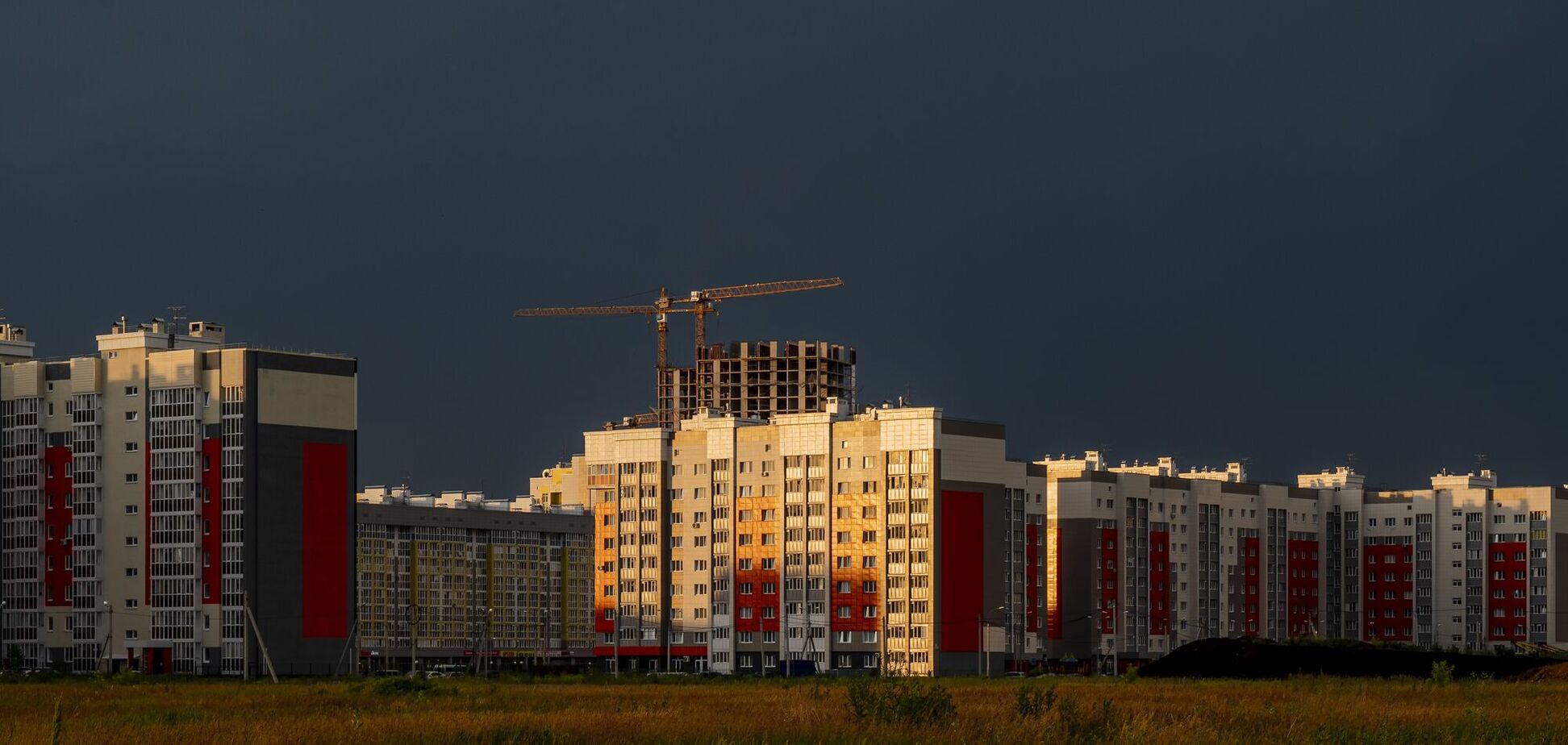 Новостройки, строительство жилого квартала многоквартирных домов. Иллюстрация