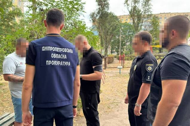 Вручение подозрения в незаконной добыче песка на Днепропетровщине