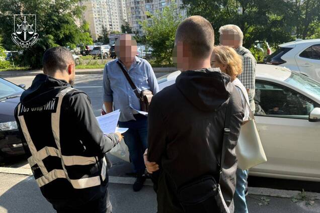 Проведено десятки обшуків: в Україні викрили схеми ухилення від мобілізації за допомогою фіктивних меддовідок. Фото і відео