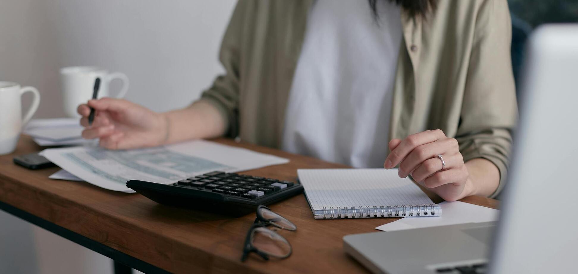 Ілюстрація - бухгалтер рахує податки на калькуляторі