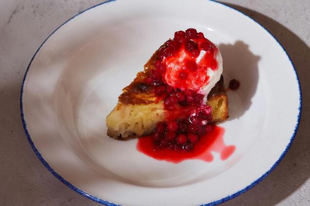 Проще, чем тертый: перевернутый летний ягодный пирог с мороженым