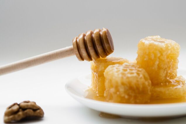 Ілюстрація - мед в сотах та паличка