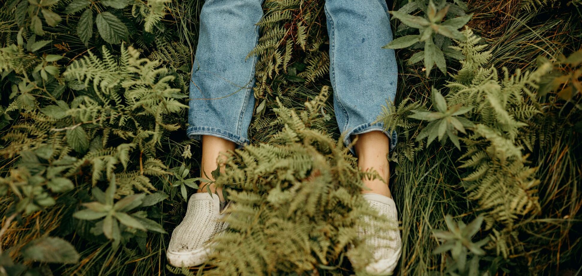 Просто и элегантно: эксперты назвали идеальный топ к джинсам