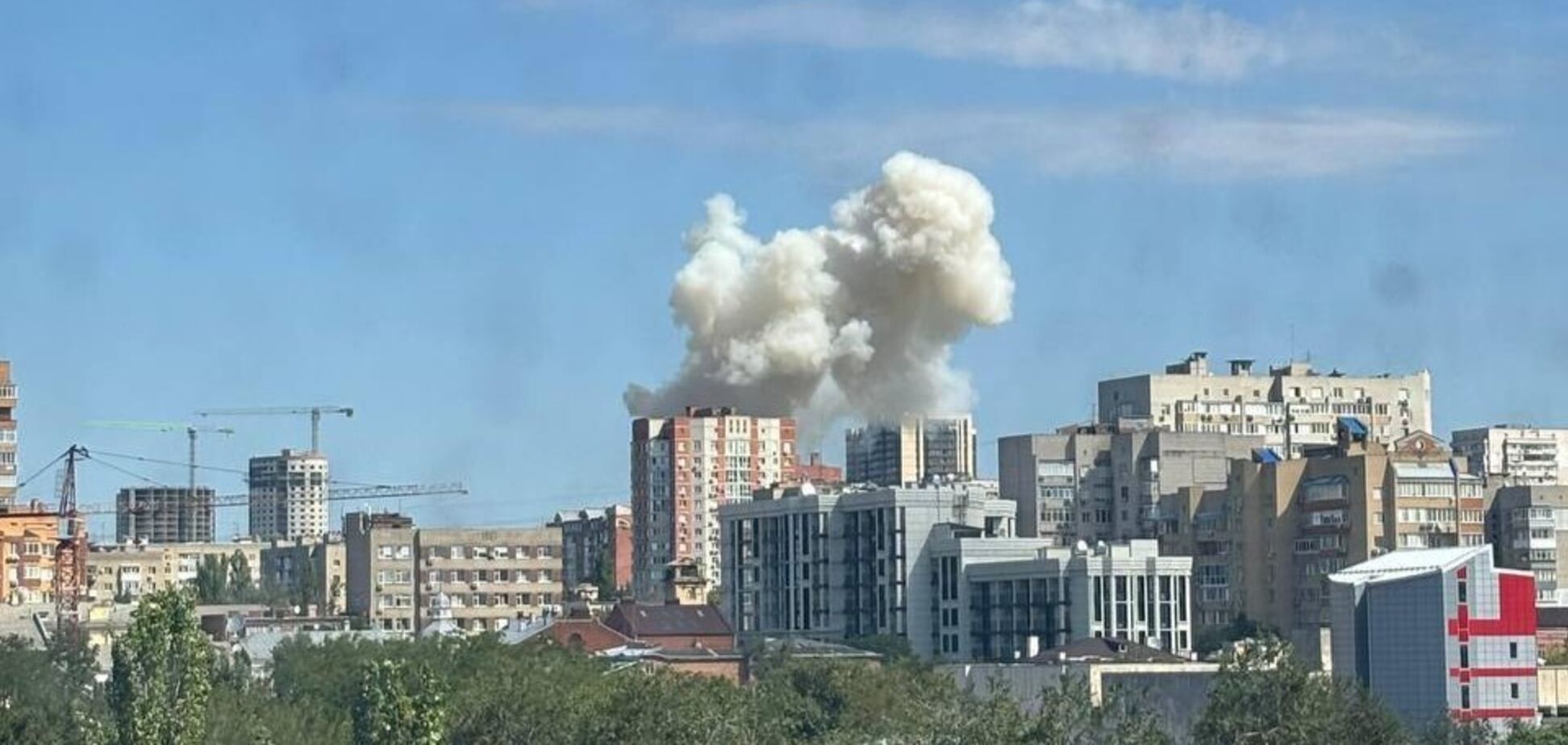 У центрі Ростова пролунав потужний вибух: у місті оголосили ракетну небезпеку. Фото і відео