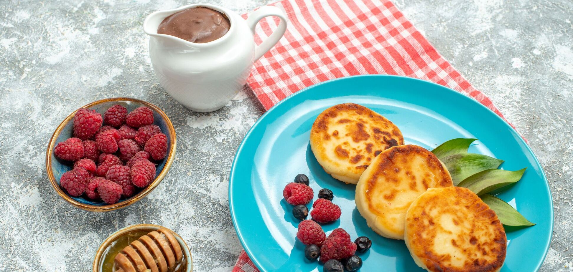 Как перевести на украинский ироничное 'кормить завтраками'