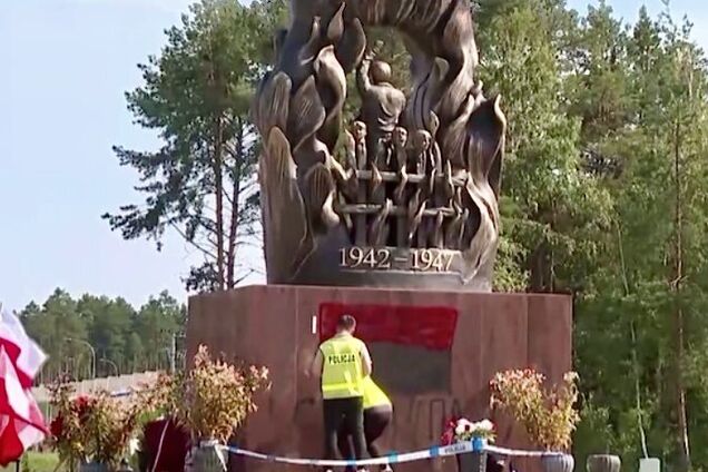 Могла завербувати РФ: у Польщі затримали 17-річного українця за наругу над пам'ятником Волинській трагедії