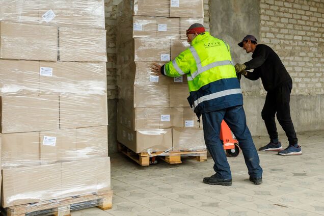 Работа с гуманитарной помощью. Иллюстрация