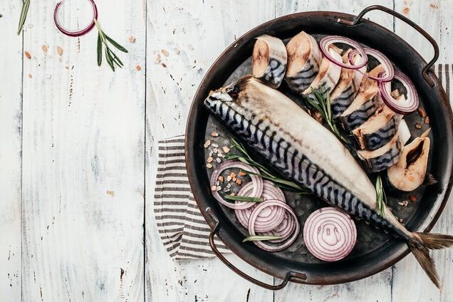 Пикантная скумбрия в чайном маринаде: вкус рыбы вас приятно удивит