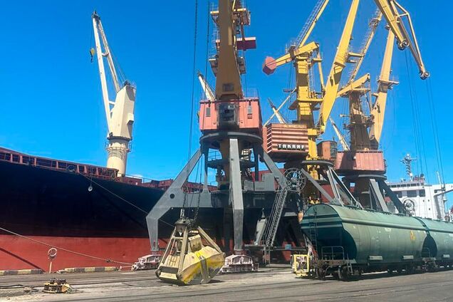 Иллюстрация - грузовое судно в порту Одессы