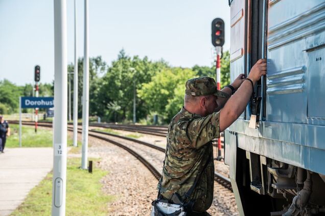 У Польщі затримали українських залізничників, які їхали на вантажному потязі: в чому причина