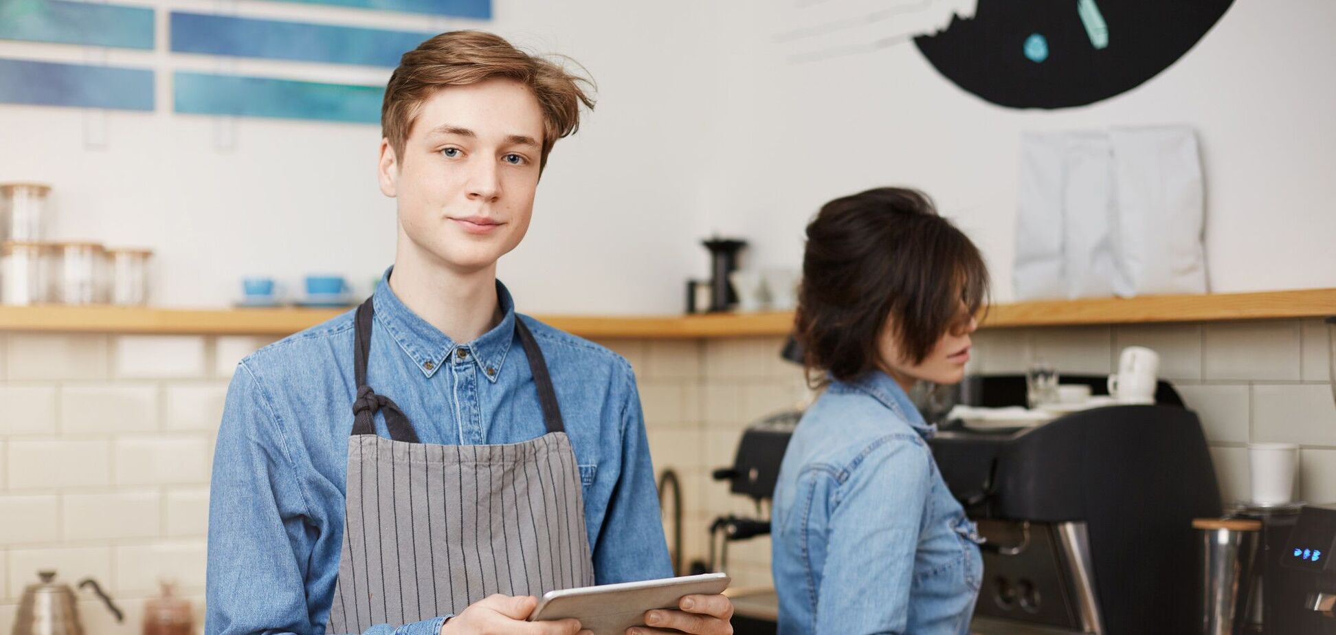 Ілюстрація - підлітки працюють бариста в кафе