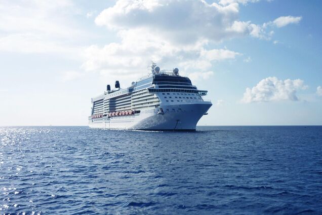 Почему пассажиры круизных лайнеров падают в море во время путешествия: выяснились три причины