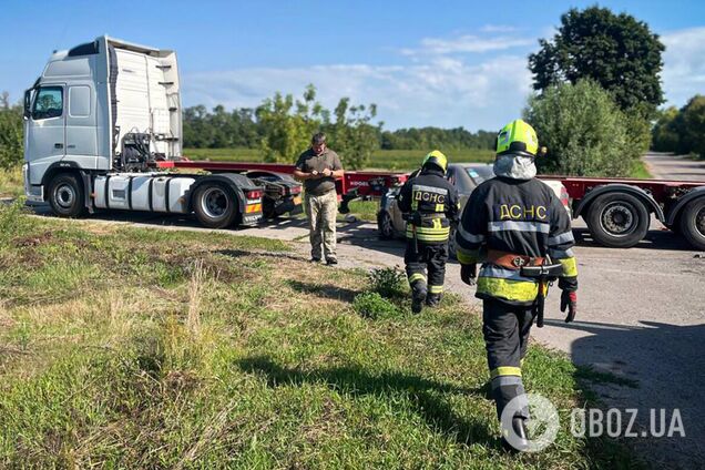 На Київщині внаслідок зіткнення частина легковика опинилась під вантажівкою: є постраждалі. Фото
