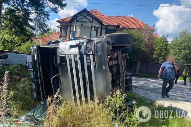 Під Києвом унаслідок зіткнення з позашляховиком Mercedes перекинулась вантажівка: є постраждалий. Фото