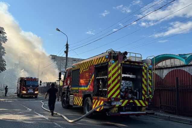 Ворог атакував дроном центр Сум, пошкоджено ринок та офіси. Фото і відео
