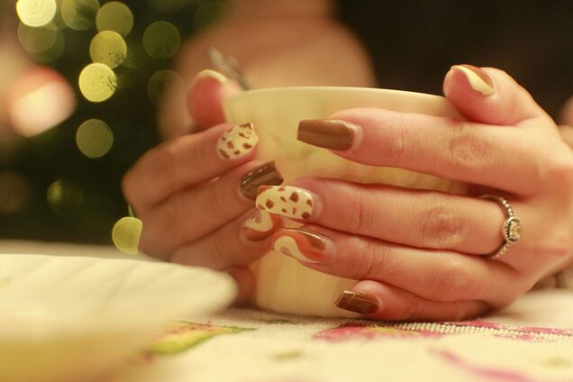 Ногти формы 'кофин' снова в тренде: какой дизайн подобрать